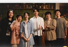 小女孩听完小林的话，眼中再次充满了灵气。她深深地看着小林，说道：“谢谢你，我会一直珍惜这份感动。”