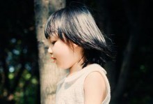 天真无邪的小孩（一个充满好奇心的小孩，探索世界的奥秘）