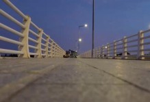 在喧嚣城市里迷失的脚步（城市的美与痛）