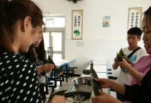 包粽子活动的欢声笑语（学生们的集体劳动体验）