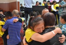 爱的回馈：一名少年回报恩师与父母的故事