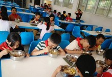 小学生活动的美好时光（学习、游戏、交友，共同成长）